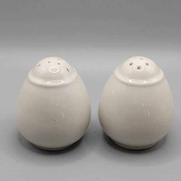 Oval Shapped Salt and Pepper Shakers - Picture 1 of 4